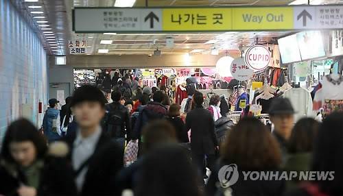 ▲ 인파로북적이는 지하상가의 모습 ⓒ 연합뉴스DB