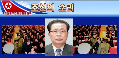 ▲ 북한은 12일 국가안전보위부 특별군사재판을 열어 장성택에게 '국가전복음모의 극악한 범죄'로 사형을 선고하고 이를 바로 집행했다. 양 손을 포승줄에 묶인 장성택이 국가안전보위부원들에게 잡힌 채 법정에 서 있다. 2013.12.13 ⓒ 연합뉴스
