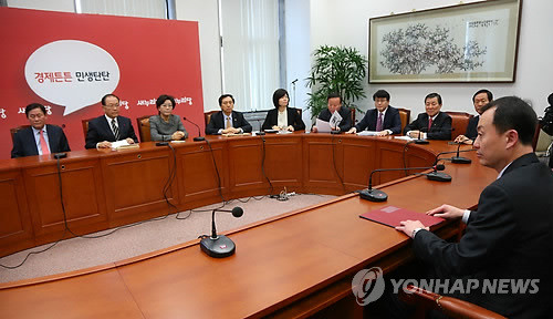 ▲ 김남식 통일부 차관이 13일 오전 국회에서 열린 새누리당 긴급최고위원회의에 참석해 장성택 사형 관련 보고를 하고 있다.ⓒ연합뉴스