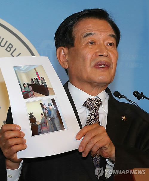 ▲ 서상기 국회 정보위원장이 13일 오전 국회 정론관에서 장성택 북한 국방위 부위원장 처형 관련 브리핑을 하며 처형 직전 재판 사진을 들어보이고 있다.ⓒ연합뉴스