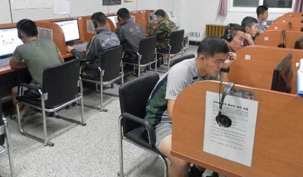 ▲ 육군 제12사단 장병들이 부대 내 사이버지식정보방을 이용하고 있다. [사진: 국방일보 캡쳐]