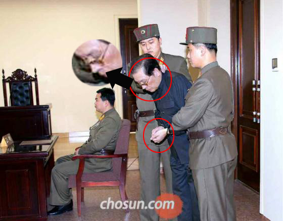 ▲ 북한이 공개한 장성택의 처형 직전 사진. [사진: 조선닷컴]