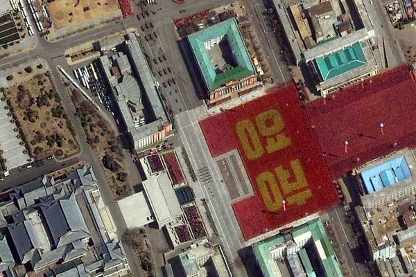 ▲ 북한의 열병식을 찍은 美정찰위성 사진. 실제 최대 해상도로 찍으면 자동차 번호판도 식별할 수 있다.
