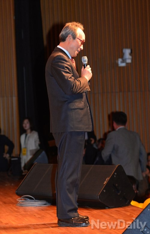 ▲ 15일 오후 서울시청 다목적홀에서 열린 노무현 재단 송년행사 [응답하라 민주주의]에서 이병완 노무현 재단 이사장이 인사말을 하고 있다. ⓒ정상윤 기자