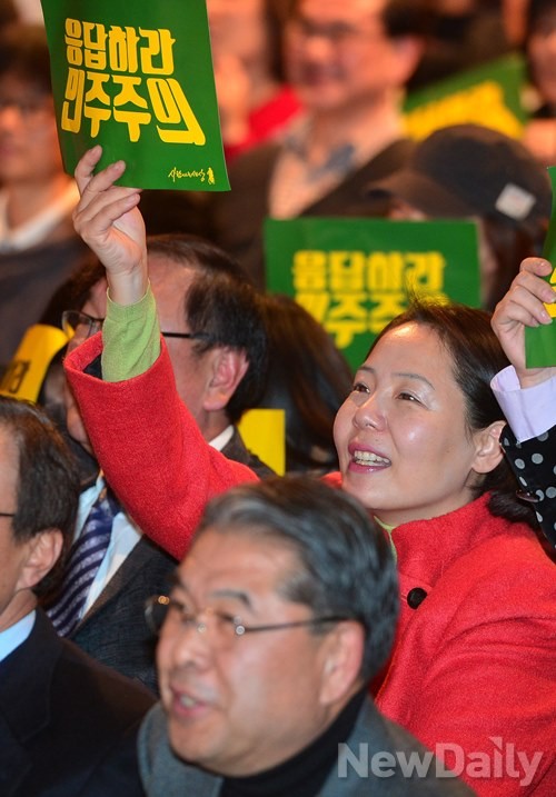 ▲ 15일 오후 서울시청 다목적홀에서 열린 노무현 재단 송년행사 [응답하라 민주주의]에서 민주당 임수경 의원이 펫말을 들고 있다.ⓒ정상윤 기자