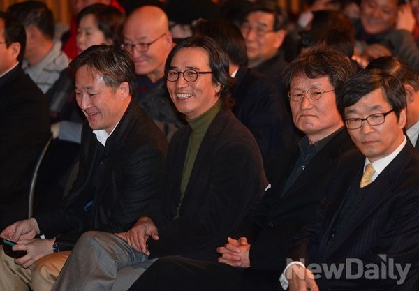 ▲ 15일 오후 서울시청 다목적홀에서 열린 노무현 재단 송년행사 [응답하라 민주주의]에 참석한 표창원 전 경찰대 교수(왼쪽부터)와 유시민 전 보건복지부 장관, 배우 문성근씨, 곽노현 전 서울시교육감 등이 준비된 영상을 바라고 있다. ⓒ정상윤 기자