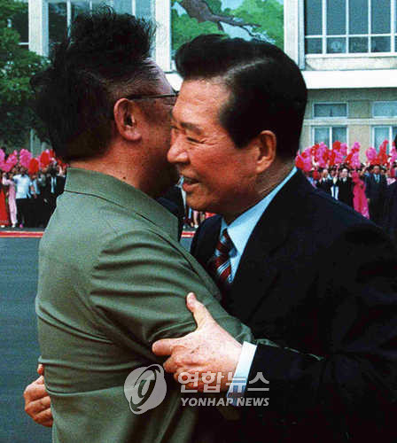 ▲ 김정일과 김대중 前 대통령이 2000년 6월 13일 평양순안공에서 만나 포옹을 하고 있다ⓒ연합뉴스