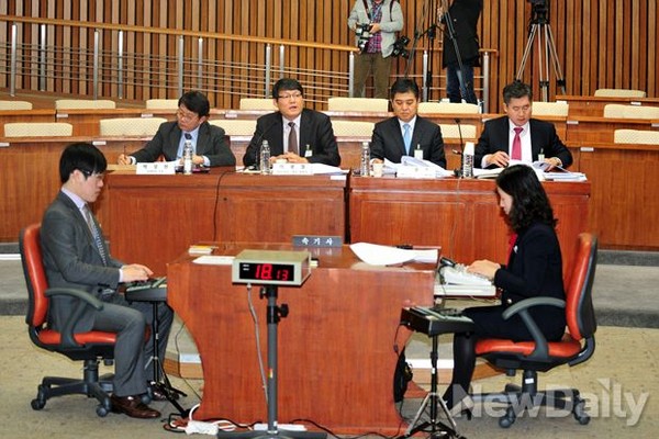 ▲ 16일 오전 국회에서 국가정보원 등 국가기관의 정치적 중립성 강화방안에 대한 공청회가 열리고 있다. 왼쪽부터 박성현 뉴데일리 주필(여당추천), 이광철 변호사(야당추천), 장유식 변호사(야당추천), 한희원 교수(여당추천).ⓒ이종현 기자