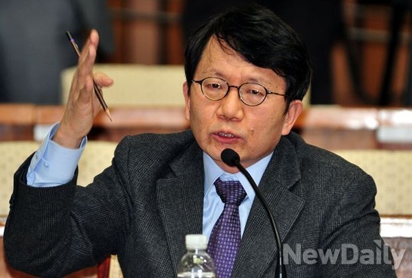 ▲ 16일 오전 국회 국가정보원개혁특위에서 열린 국가정보원 등 국가기관의 정치적 중립성 강화방안에 대한 공청회에서 여당 추천 발표자인 박성현 뉴데일리 주필이 발표하고 있다.ⓒ이종현 기자