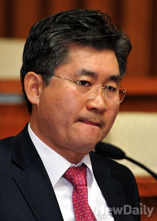 ▲ 16일 오전 국회 국가정보원개혁특위에서 열린 국가정보원 등 국가기관의 정치적 중립성 강화방안에 대한 공청회에서 여당 추천 발표자인 한희원 동국대 교수가 발표하고 있다. ⓒ이종현 기자