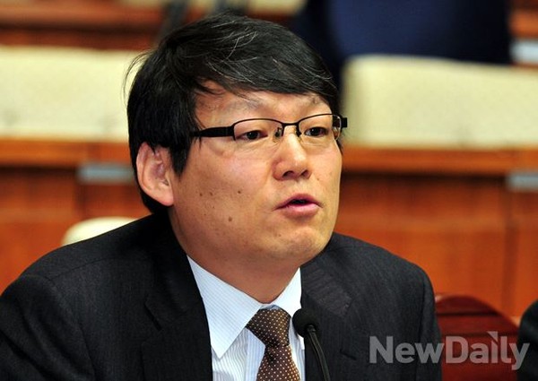 ▲ 16일 오전 국회 국가정보원개혁특위에서 열린 국가정보원 등 국가기관의 정치적 중립성 강화방안에 대한 공청회에서 야당 추천 발표자인 이광철 변호사가 발표하고 있다.ⓒ이종현 기자