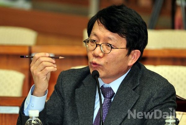 ▲ 16일 오전 국회 국가정보원개혁특위에서 열린 국가정보원 등 국가기관의 정치적 중립성 강화방안에 대한 공청회에서 여당 추천 발표자인 박성현 뉴데일리 주필이 발표하고 있다. ⓒ이종현 기자