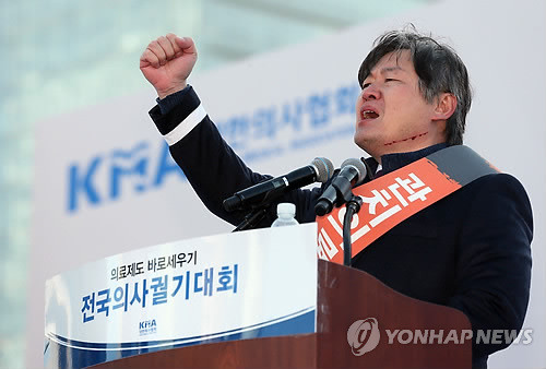 ▲ 15일 오후 서울 여의도공원에서 열린 '의료제도 바로세우기 2013 전국의사궐기대회'에서 노환규 대한의사협회장이 투쟁연설을 하고 있다.