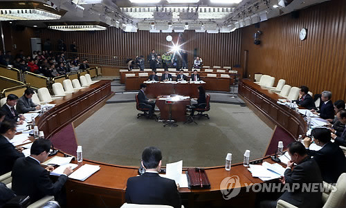 ▲ 16일 국회 국가정보원 개혁특위에서 열린 국가정보원 등 국가기관의 정치적 중립성 강화방안에 대한 공청회에서 참석자들이 토론하고 있다.ⓒ연합뉴스