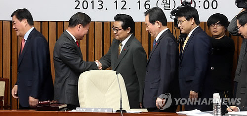 ▲ 최경환 새누리당 원내대표(왼쪽)와 전병헌 민주당 원내대표(왼쪽 세번째) 등 양당 원내 지도부가 16일 오전 국회 국가정보원개혁특위에서 열린 국가정보원 등 국가기관의 정치적 중립성 강화방안에 대한 공청회를 방문, 정세균 특위위원장(왼쪽 두번째)과 인사하고 있다.ⓒ연합뉴스