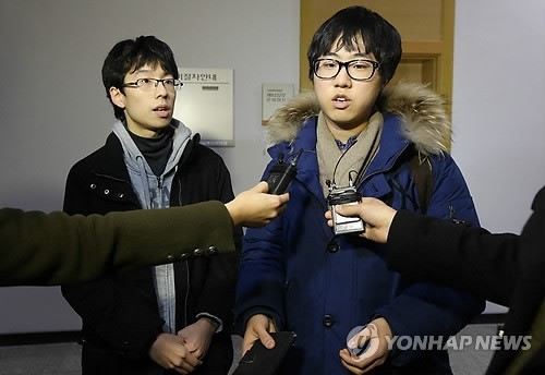 ▲ 16일 오후 서울 서초구 양재동 서울행정법원에서 소송에 참여했던 수험생이 재판이 끝난 뒤 법정을 나서며 취재진의 질문에 답하고 있다.ⓒ연합뉴스