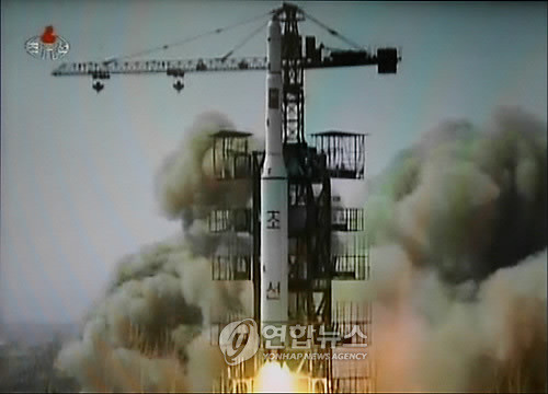 ▲ 북한이 2009년 4월 인공위성이라고 주장하며 장거리로켓 [광명성 2호]를 발사하는 모습ⓒ연합뉴스