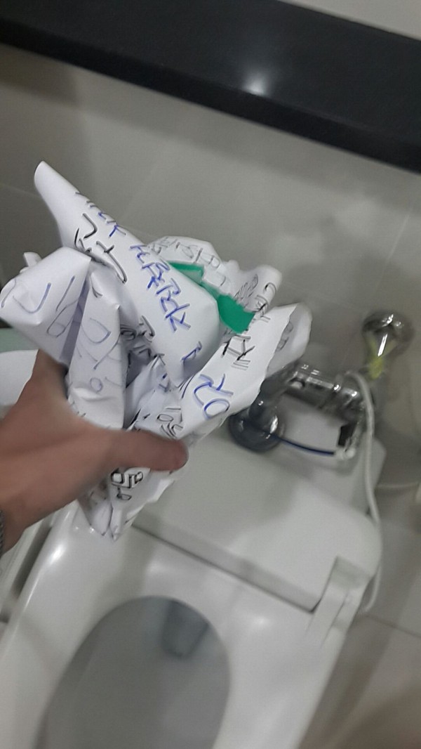 ▲ 명지대학교에 재학 중인 한 네티즌이 [안녕들 하십니까] 대자보를 찢은 후 이를 인증하는 모습 ⓒ 일간베스트저장소