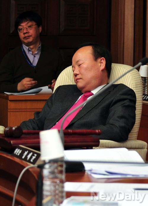 ▲ 새누리당 김재원 의원이 졸고 있자 보좌관이 김의원을 깨우고 있다.