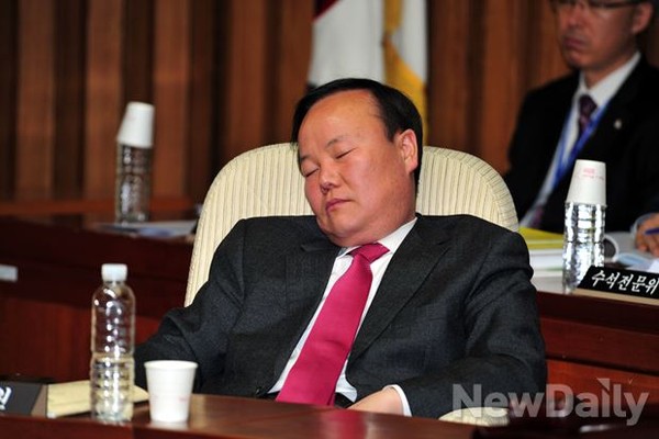 ▲ 새누리당 김재원 의원이 졸고 있자 보좌관이 김의원을 깨우고 있다.