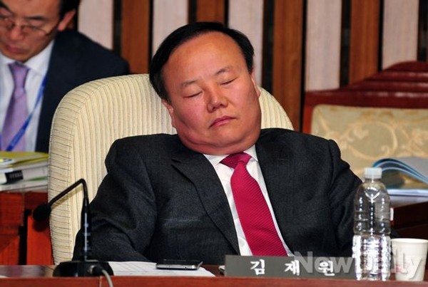 ▲ 새누리당 김재원 의원이 졸고 있자 보좌관이 김의원을 깨우고 있다.