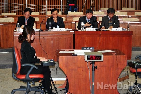 ▲ 17일 국회에서 열린 '국회 정보위원회 제도개선 방안, 국가정보원 예산의 민주적 통제 방안에 대한 공청회'에 참석한 전문가들. 왼쪽부터 아주대 법학전문대학원 오동석 교수, 이재교 세종대 자유전공학부 교수, 장영수 고려대 법학전문대학원 교수, 한상희 건국대 법학전문대학원 교수. ⓒ이종현 기자