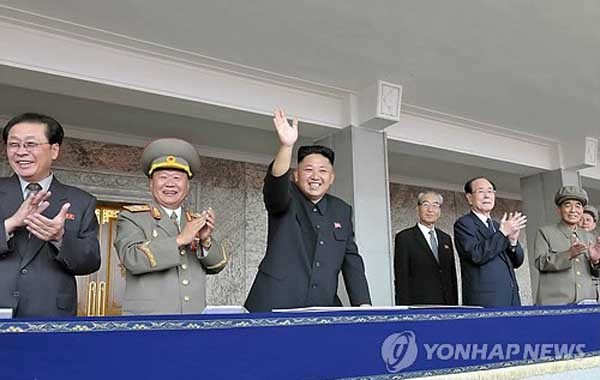 ▲ 김정은과 북한 수뇌부. 김정은을 보면 "아빠 잘 가~! 고모부도 곧 따라 갈꺼야!"라고 외치는 것 같다. [사진: 연합뉴스]