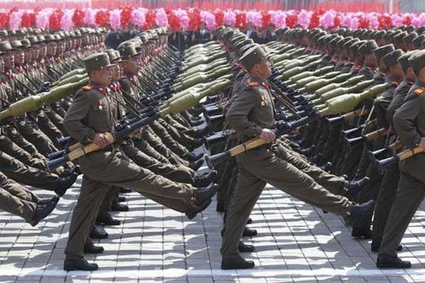 ▲ 2013년 4월 북한군 열병식 당시 나타난 대전차 부대의 PG-7R 탠덤 탄두 모습. [사진: 당시 보도화면 캡쳐]