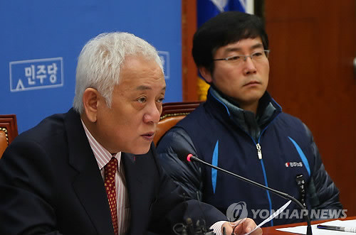 ▲ 김한길 민주당 대표가 8일 오후 국회 당대표실에서 열린 민주노총 대표단과의 만남에서 수서발 KTX 분리운영 등 철도 민영화 시도에 반대하는 당의 입장을 밝히고 있다.ⓒ연합뉴스