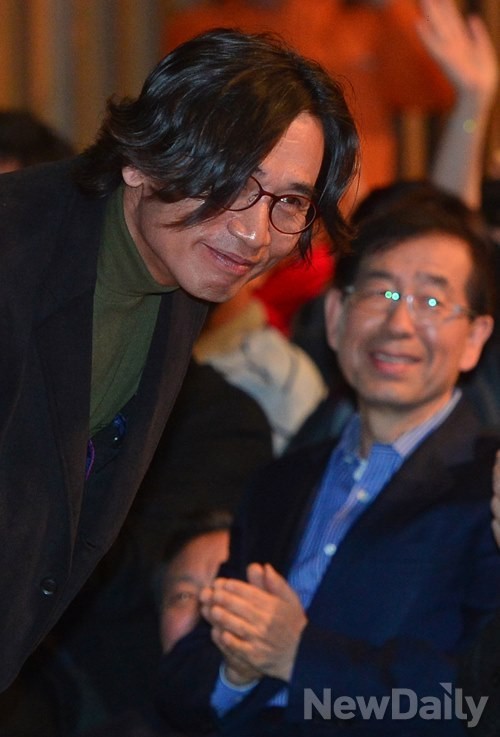 ▲ 15일 서울시청에서 열린 노무현재단의 정치 행사에 참석한 유시민 전 장관과 박원순 현 서울시장ⓒ정상윤