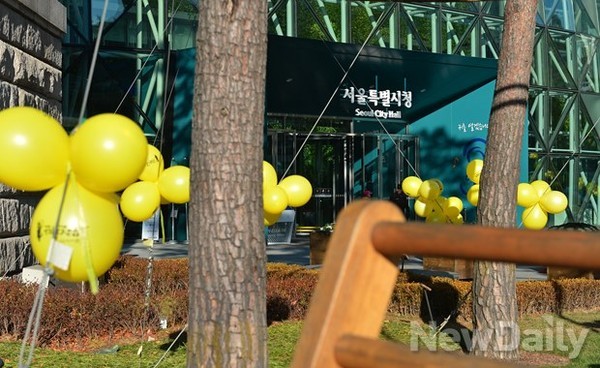 ▲ 15일 서울시청입구에는 노무현재단을 상징하는 노란 풍선이 가득하다ⓒ정상윤