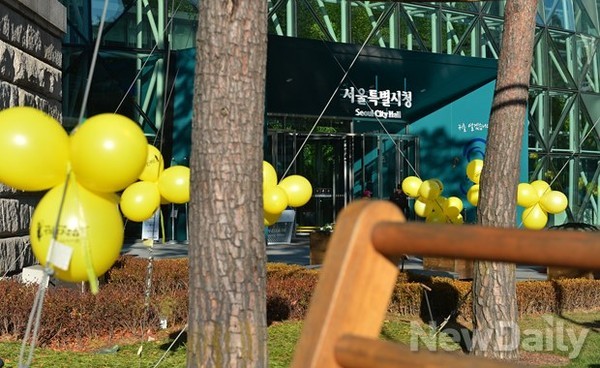 ▲ 15일 서울시청입구에는 노무현재단을 상징하는 노란 풍선이 가득하다ⓒ정상윤