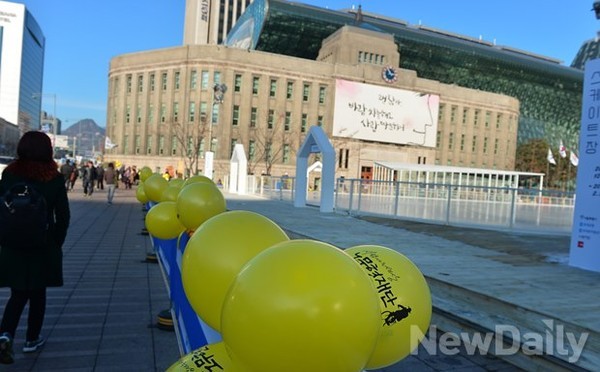 ▲ 15일, 서울시청 앞에는 노무현재단을 상징하는 노란 풍선이 가득했다ⓒ정상윤