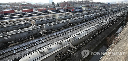 ▲ 경기도 의왕시 이동 의왕컨테이너기지 오봉역에 철도파업으로 운행을 멈춘 화물열차들이 서 있다.ⓒ 연합뉴스