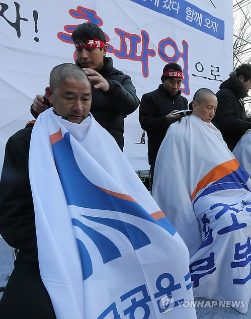 ▲ 전국철도노동조합이 파업에 들어간 지 삼일째인 11일 오후 부산 동구 부산역광장에서 철도민영화를 반대하는 민주노총 부산본부 조합원들이 삭발투쟁을 하고 있다.ⓒ 연합뉴스