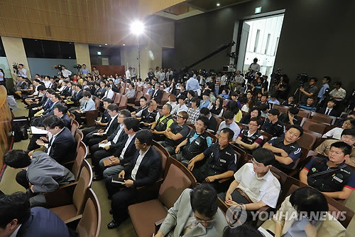 ▲ 지난 9월 5일 오후 대법원 대법정에서 방청객들이 통상임금 관련 소송의 전원합의체 공개변론의 시작을 기다리고 있다. 통상임금은 연장·야간·휴일근무 수당을 산정하는 기준으로, 상여금을 통상임금에 포함할지를 두고 경영계와 노동계가 극한 대립을 보이고 있다.ⓒ연합뉴스