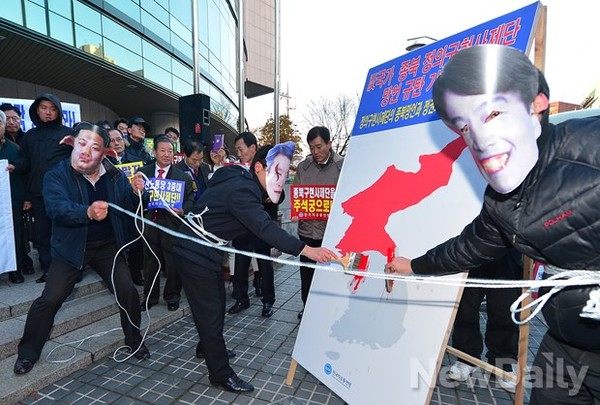 ▲ 정의구현사제단 박창신 신부의 망언을 규탄하는 자유총연맹 회원들의 퍼포먼스.