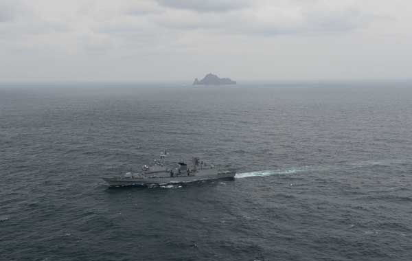 ▲ 독도 방어훈련에 참가한 우리 해군 구축함.