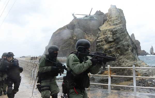 ▲ 독도 방어훈련 중인 해군 특전단(SEAL) 요원과 해경 특공대 요원들. 자위대가 이들을 이길 수 있을까. 아베 내각은 자신들의 '적'이 중국임에도 괜히 우리나라를 향해 시비를 걸고 있다.
