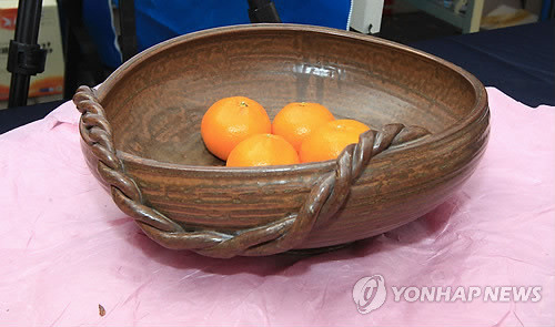 ▲ 18일 국회 후생관 앞에서 열린 새누리당의 대선 1주년 자축 '사랑의 바자'에 박근혜 대통령이 기증한 도자기 그룻. 이 도자기는 당 중진인 김무성 의원에게 400만원에 낙찰됐다. ⓒ 연합뉴스