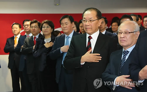 ▲ 황우여 대표 등 새누리당 의원들과 김용준 전 대통령직 인수위원장, 대선 선거대책본부 관계자들이 19일 오전 여의도 새누리당사에서 열린 대선 1주년 기념식에서 국기에 대한 경례를 하고 있다.ⓒ연합뉴스