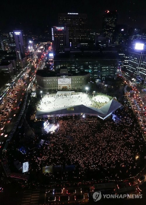 19일 저녁 6시, 철도노조의 투쟁과 이들의 파업에 반대하는 국민들이 서울시청 앞 광장과 대한문 앞에 모였다ⓒ연합뉴스