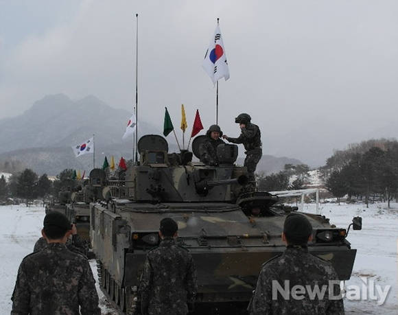 ▲ 신제윤 금융위원장이 부대 장비 탑승 체험을 하고 있다.