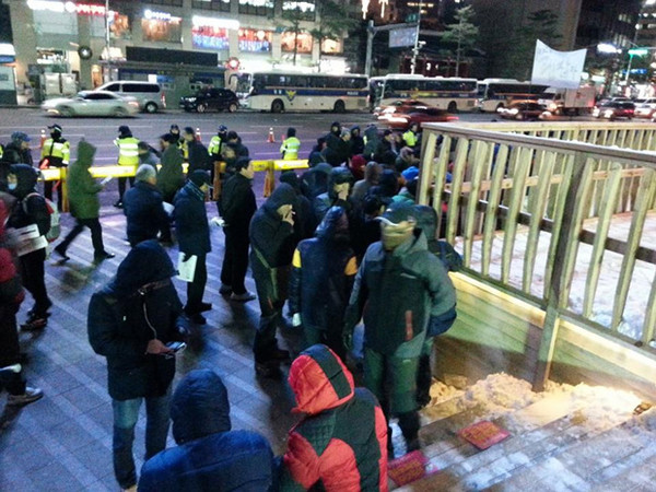 ▲ 철도노조 조합원들 중 일부는 서울시청 앞 광장에서 담배만 연신 피워댔다ⓒ윤희성기자의 삼성 갤럭시 스마트폰 카메라