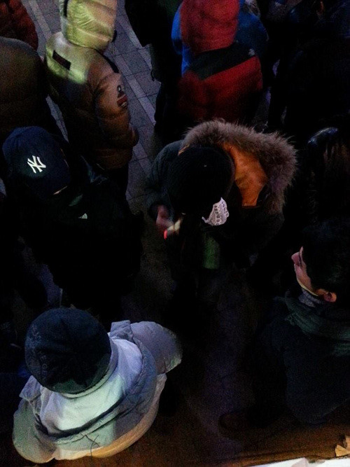 ▲ 철도노조 조합원들 중 일부는 서울시청 앞 광장에서 담배만 연신 피워댔다ⓒ윤희성기자의 삼성 갤럭시 스마트폰 카메라