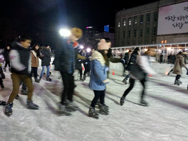 ▲ 서울시청 앞 광장에 설치된 스케이트장을 찾은 서울시민들ⓒ윤희성기자의 삼성 갤럭시 스마트폰 카메라