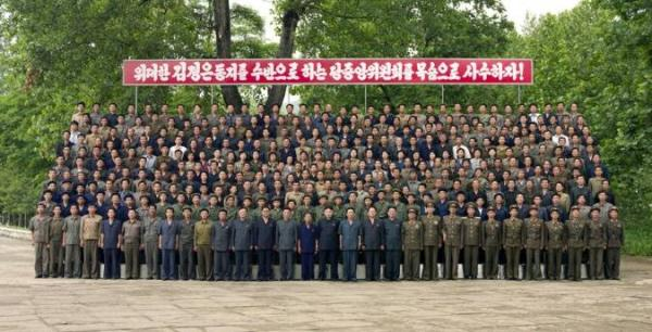 ▲ 기념사진을 찍는 김정은 / 뉴포커스DB