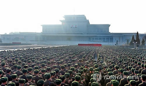 ▲ ▲ 지난 16일 북한 금수산 태양궁전광장에서 열린 北김정은 결사옹위를 다짐하는 조선인민군 맹세모임