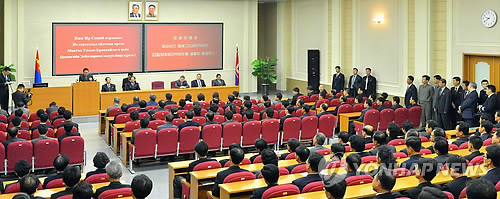 ▲ ▲ 차히야 엘벡도르지 몽골 대통령과 일행이 10월 31일 평양 김일성종합대학을 찾았다고 조선중앙통신이 보도했다.