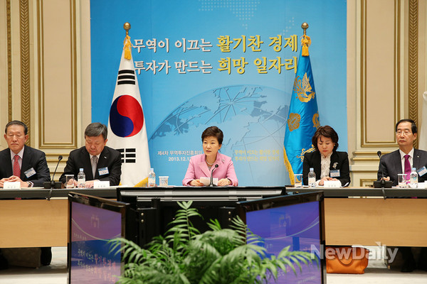 ▲ 박근혜 대통령은 20일 청와대에서 금융인 34명을 초청, 오찬 간담회를 열었다. ⓒ 뉴데일리 (청와대 제공)